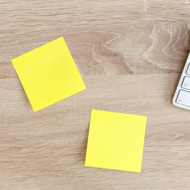Post it notes on a desk